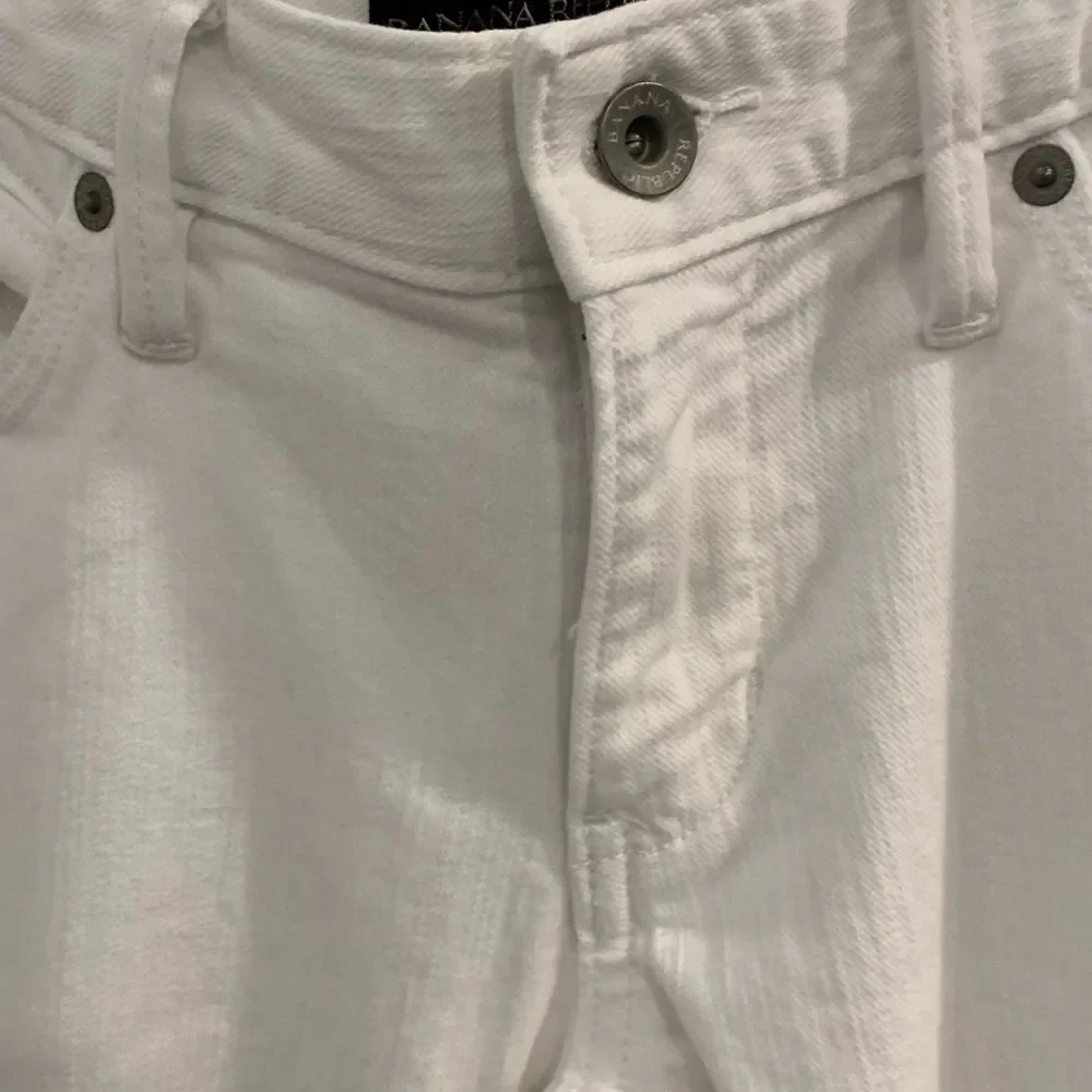 Banana Republic White Ankle Cropped Jeans with Distressed Knees - Picture 5 of 7
